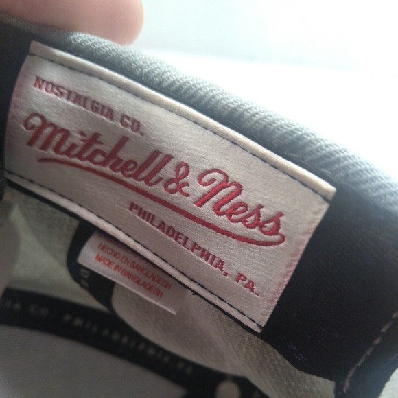 Mitchell & Ness Los Angeles Lakers Snapback Hat - Gray/Yellow new old stock - Picture 8 of 10